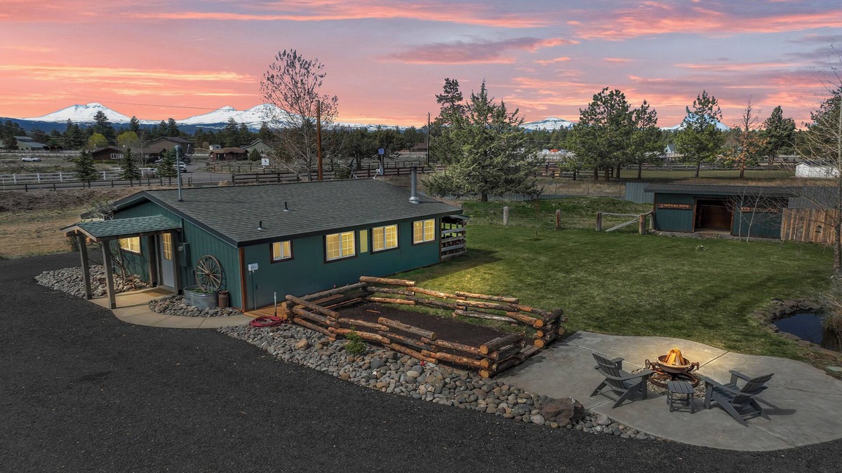 Bend Cabin | Cozy cabin just outside Sisters, pet friendly, great Mountain View’s, WiFi, & AC