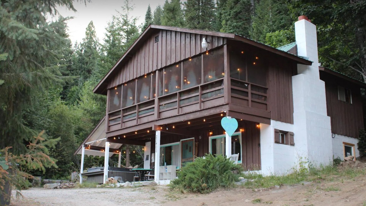 Leavenworth Cabin | Cozy Cabin Leavenworth 3bd 2bath with game room and hot tub pet friendly