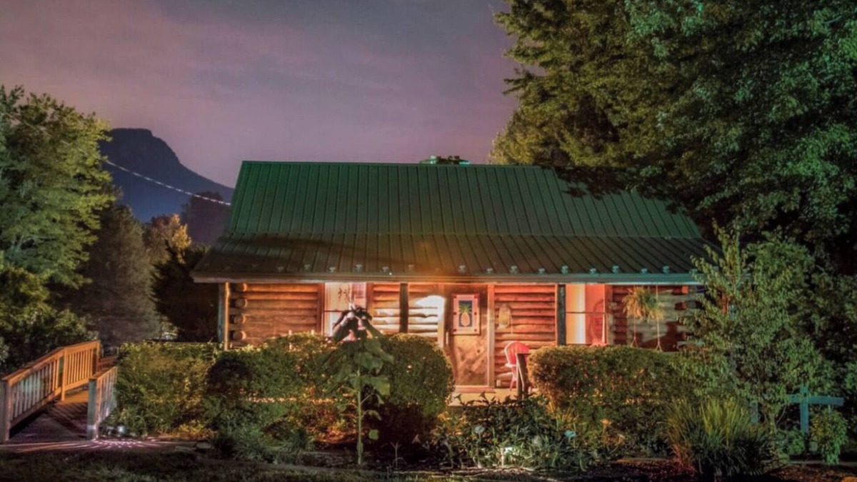 Stokes Cabin | Cozy cabin less than five minutes from park gates
