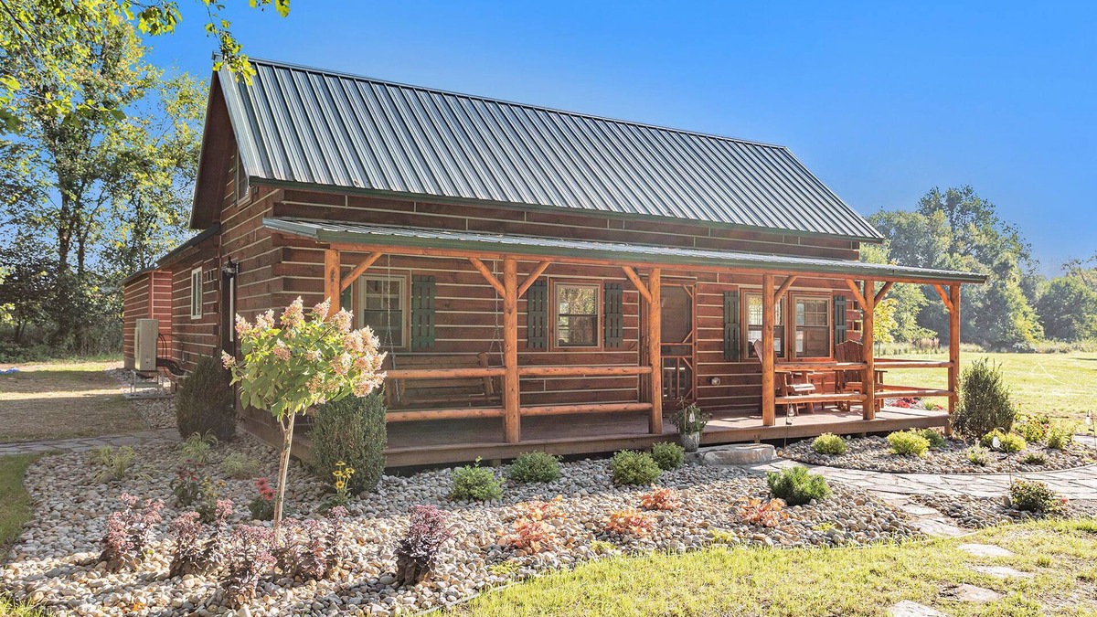 East Leroy Cabin | Cozy cabin located close to Firekeepers Casino, Marshall, and Battle Creek