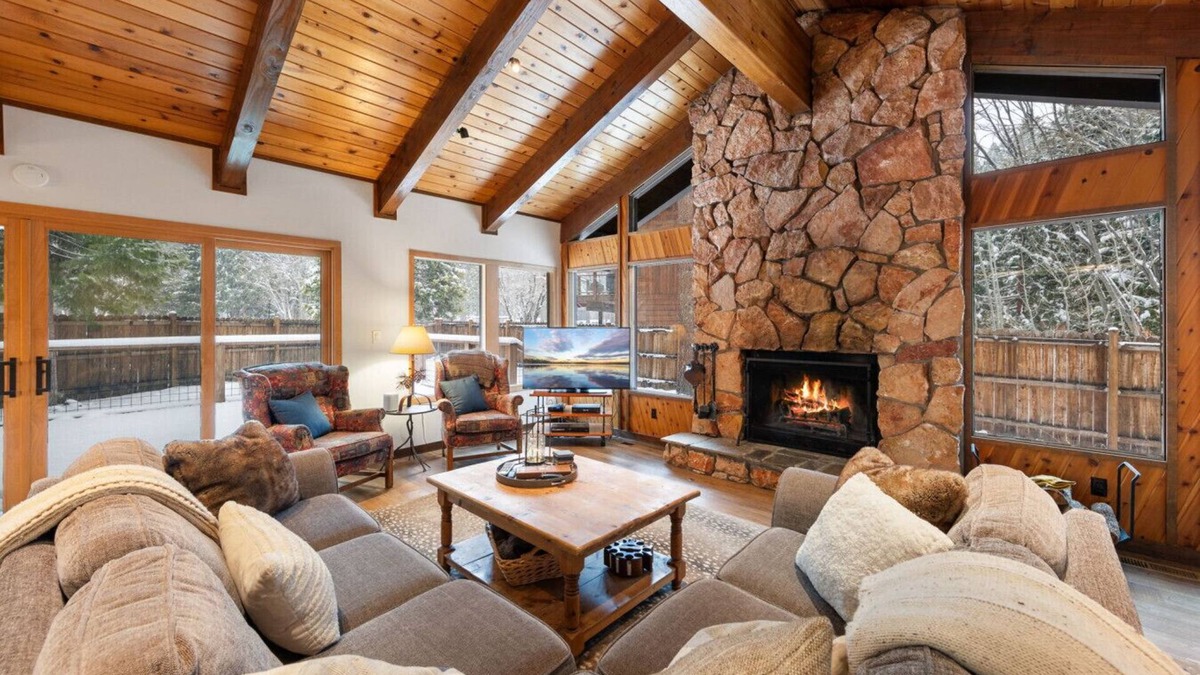 Tahoe Sierra Estates Apartment | Cozy Cabin Min. to Palisades HotTub Walk to Beach