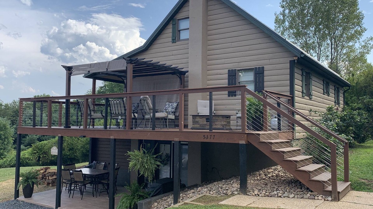 Huntingdon Cabin | Cozy Cabin Minutes from Raystown Lake/Allegrippis Bike Trails