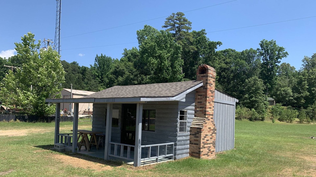 Grenada Cabin | Cozy cabin minutes from lake