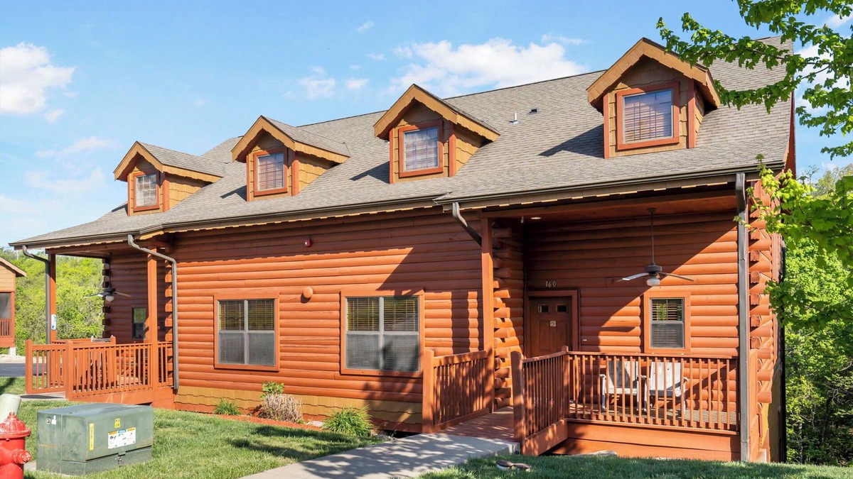 Branson Theater District Cabin | Cozy Cabin Near 76 Strip Pool & Games