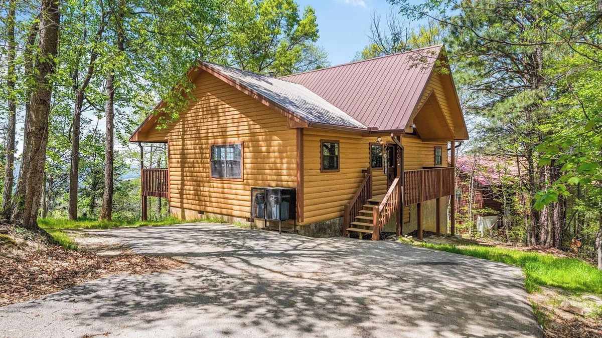 Gatlinburg - Pigeon Forge Cabin | Cozy Cabin Near Dollywood w/Hot Tub & Games