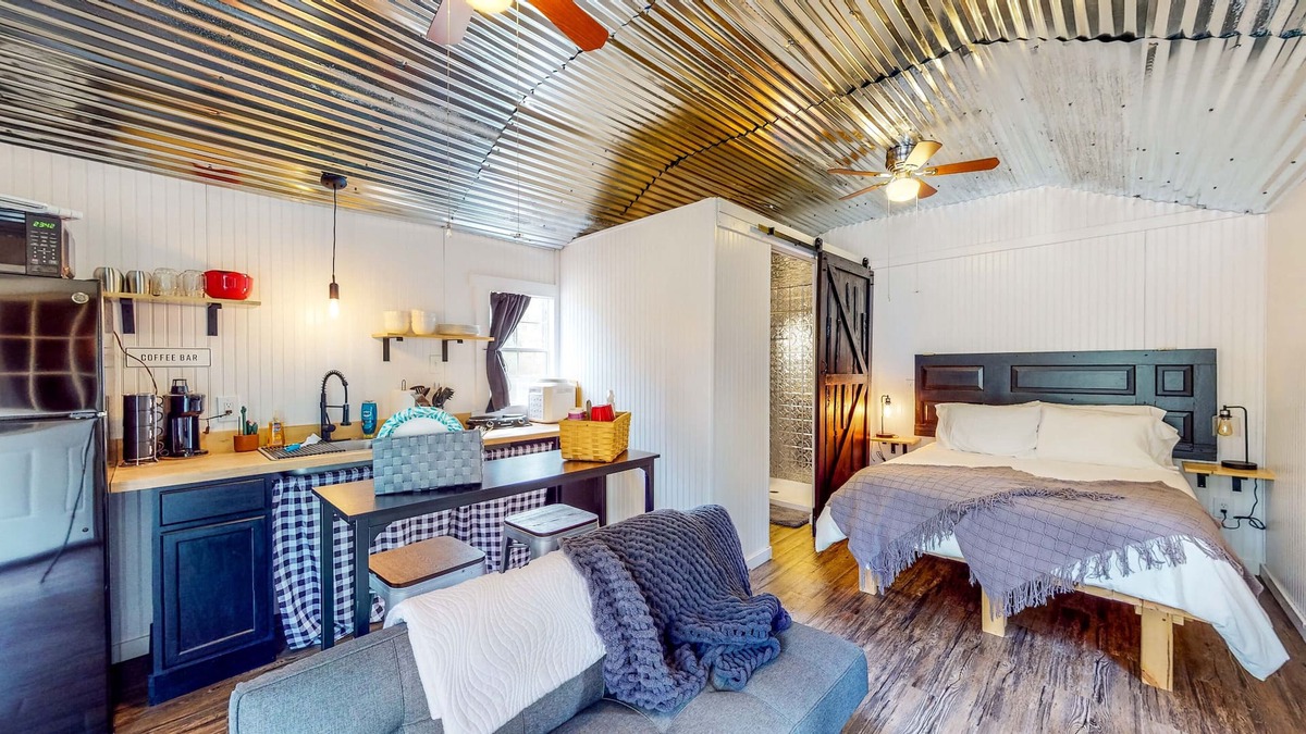Colmesneil Cabin | Cozy Cabin Near Lakes w/ Firepit & Outdoor Shower