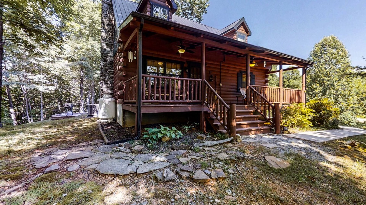 New Tazewell Cabin | Cozy cabin near Norris Lake with a porch, firepit, gas fireplace & jetted tub