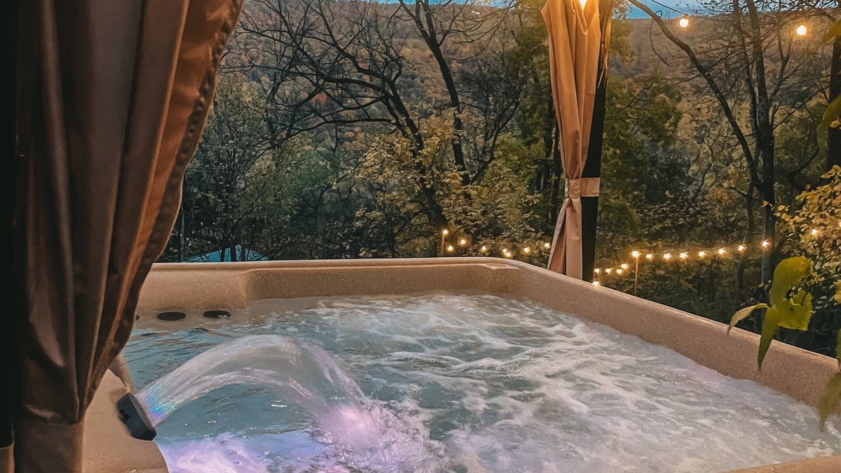 Front Royal House | Cozy cabin near Shenandoah National park, wineries & hikes with hot tub