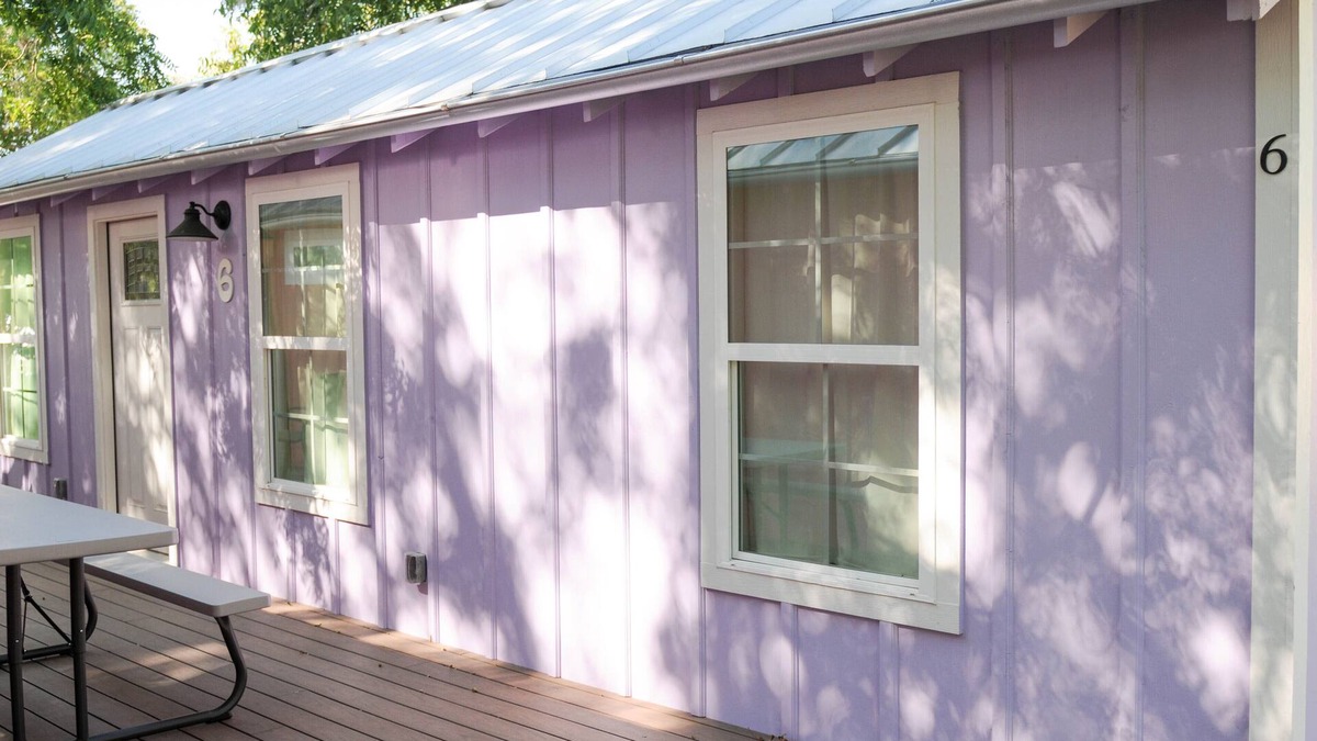 New Braunfels Cabin | Cozy Cabin near the Comal River-Cabin #6- Shabby Chic Theme. Walk to Wurstfest