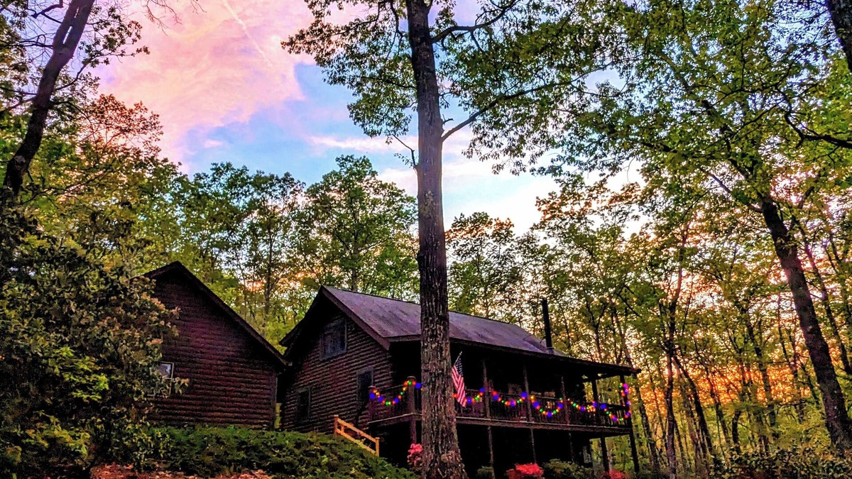 Pickens Cabin | Cozy Cabin Near Table Rock Nestled in Nature. Dog Friendly!