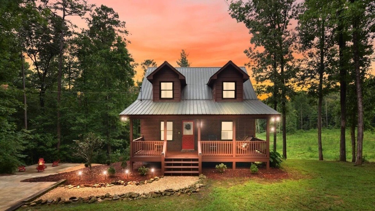 Ellijay Cabin | Cozy Cabin Nestled in the Midst of Wineries & Apple Houses w/Hot Tub & Fire Pit!