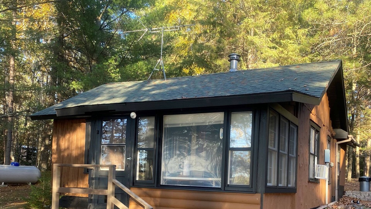Springbrook Cabin | Cozy cabin nestled on the quiet shores of Gull Lake