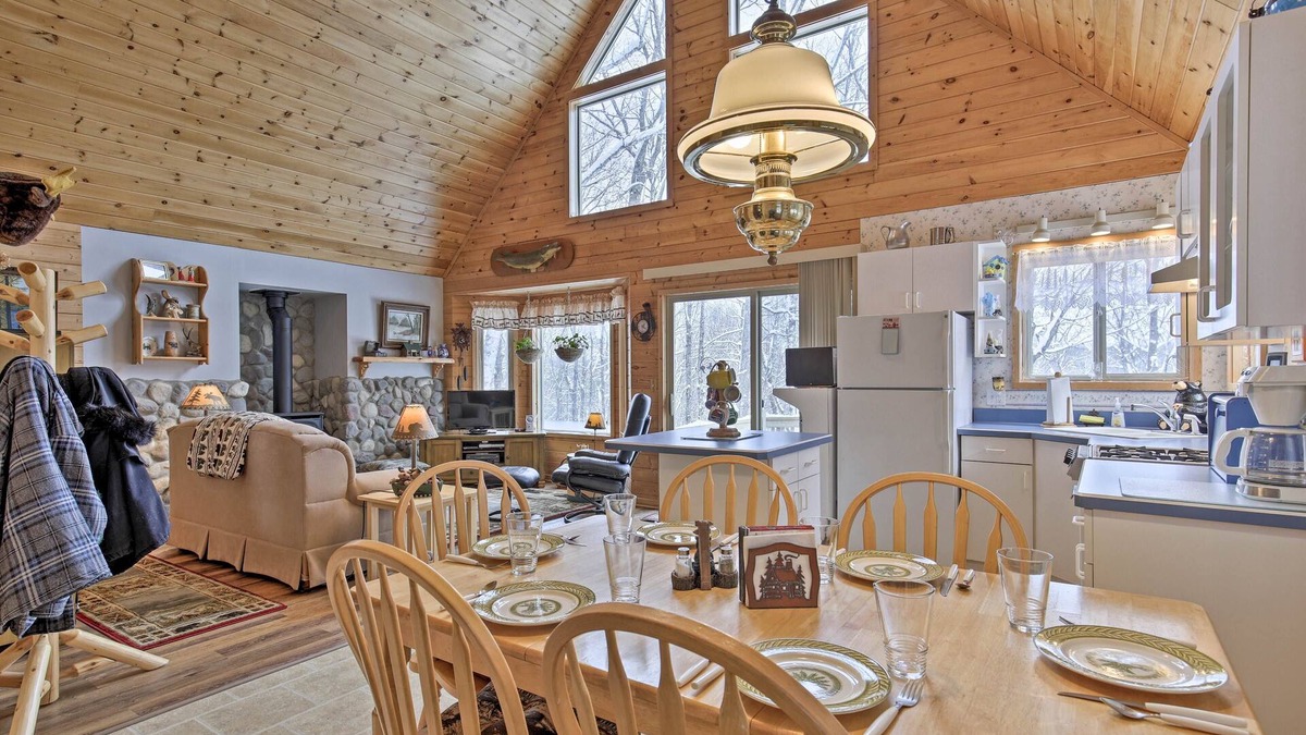 Weirgor Cabin | Cozy Cabin on 10 Acres, Walk to Chippewa River!