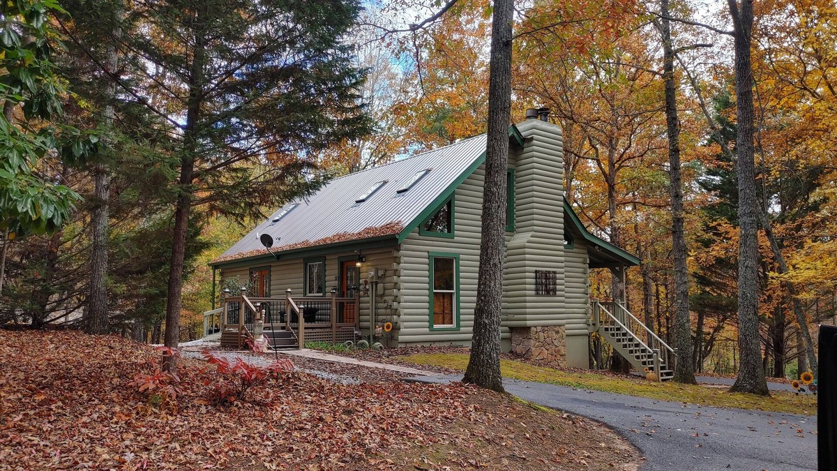 Blairsville Cabin | Cozy Cabin on 4 acres of fun! Pavilion, Firepit, Swing, Walking trail to creek!