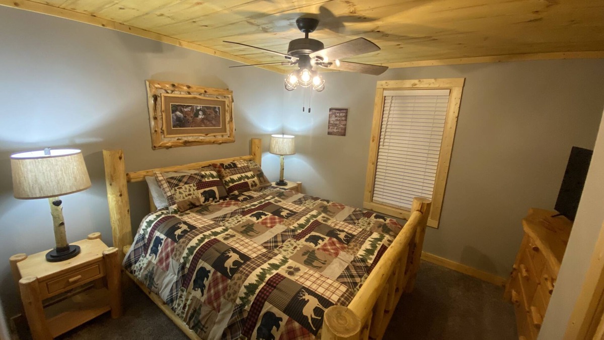 Ewen Cabin | COZY CABIN ON 40 ACRES CLOSE TO THE TRAIL