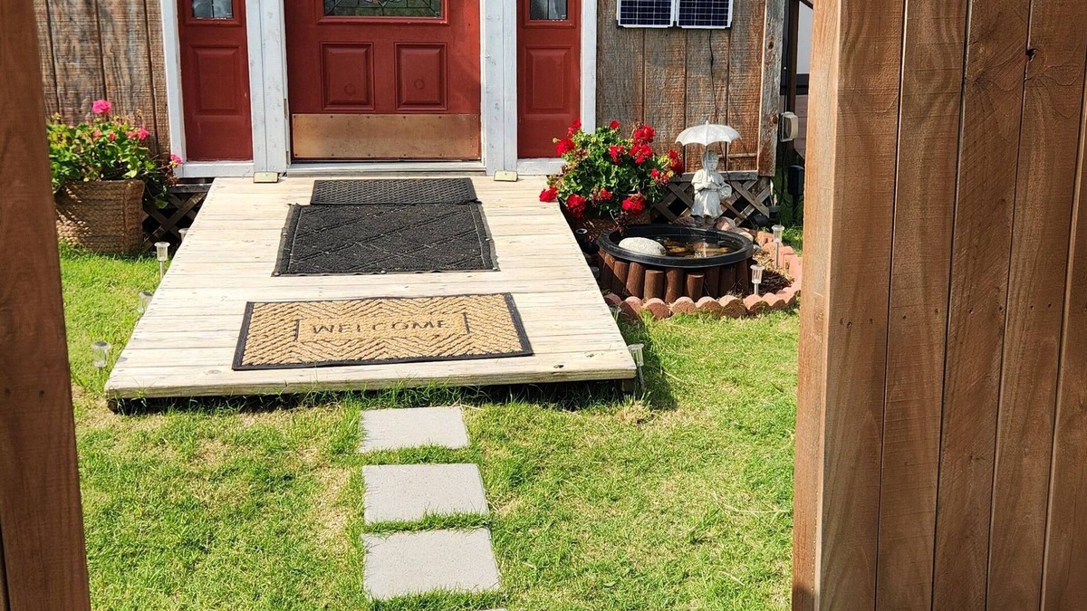 Wagoner County Cottage | Cozy cabin on a working horse rescue with WiFi, HVAC, plumbed outhouse, shower