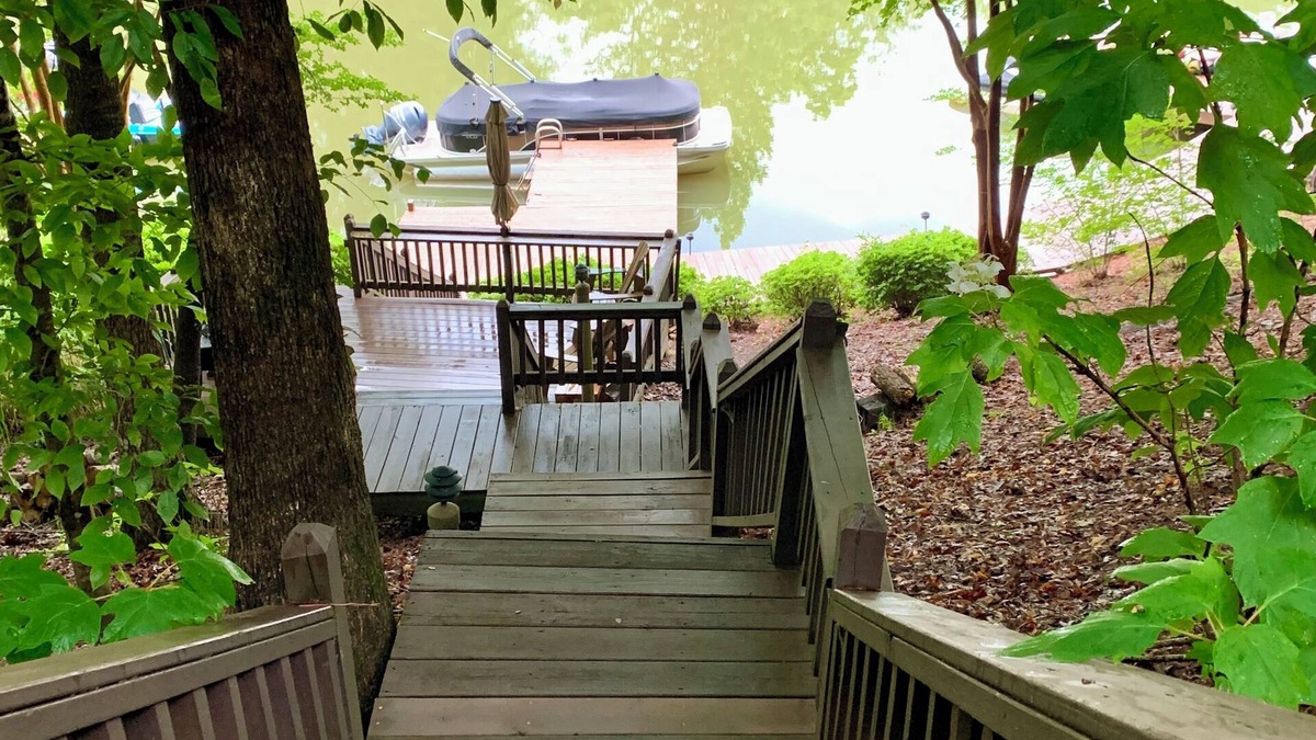 Dadeville Cabin | Cozy cabin on Lake Martin within 30 miles to Toomers Corner and Auburn Football
