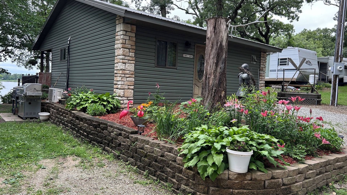 Waterville Cottage | Cozy cabin on lake sakatah, ol time resort.