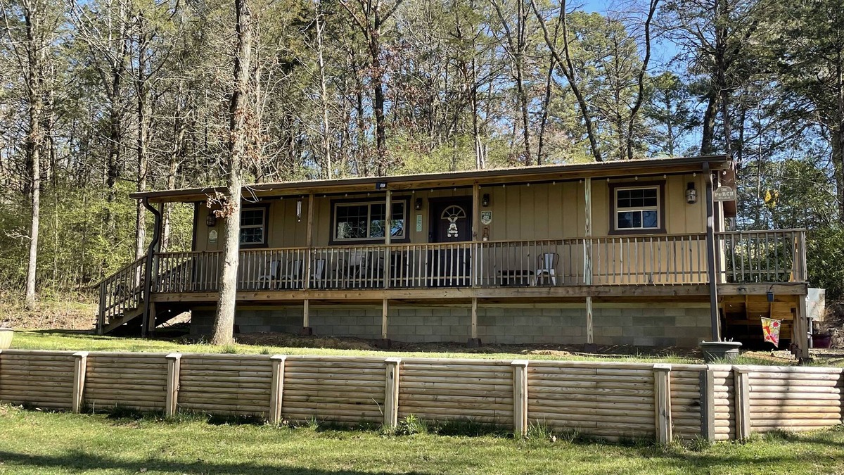 Clarksville Cabin | Cozy cabin on Lake Ludwig with a nice view of the lake. Pet friendly!