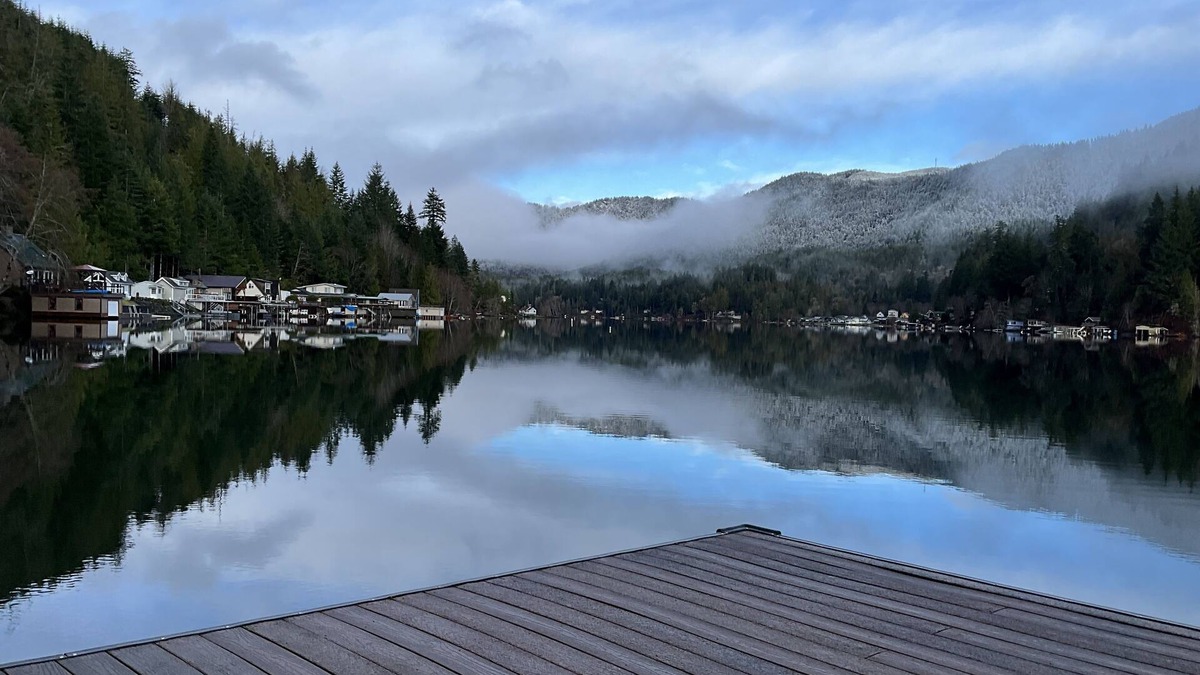 Port Angeles Cabin | Cozy Cabin on Lake Sutherland with hot tub, huge dock and kayaks!