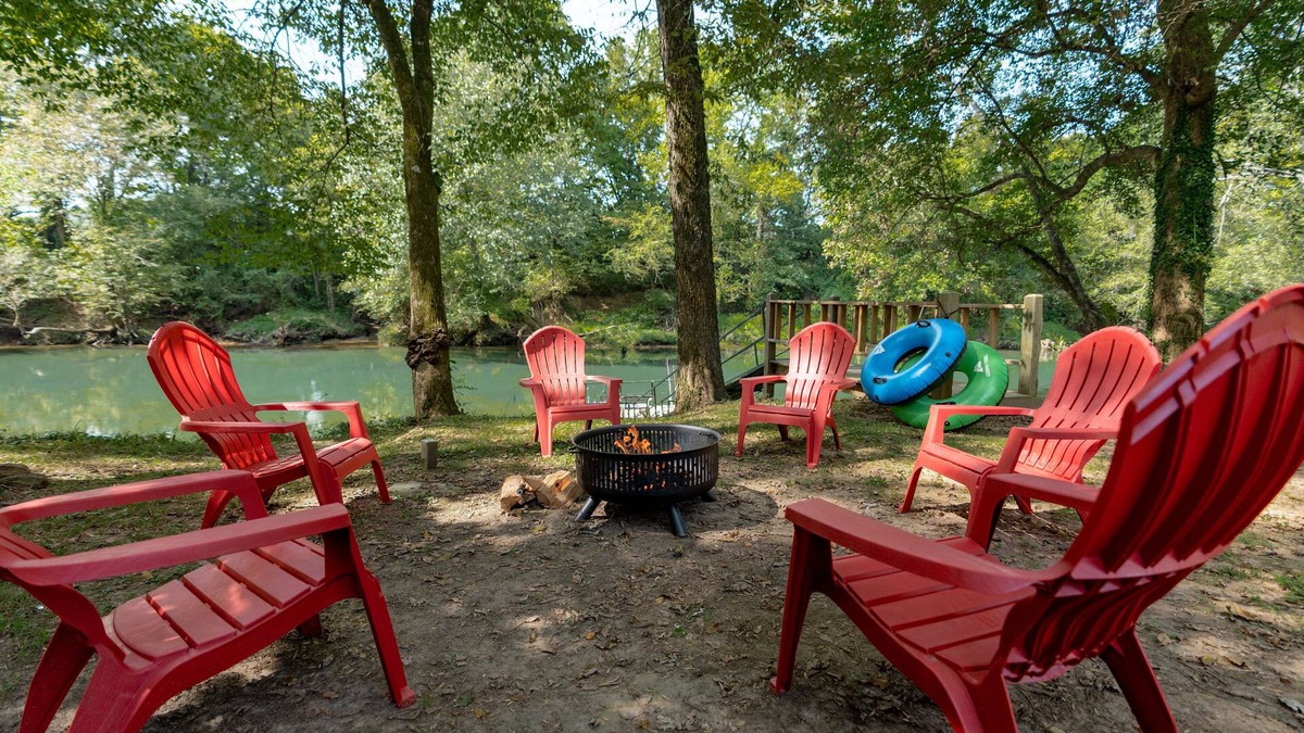 Pangburn Cabin | Cozy Cabin on Little Red River Sleeps 12!