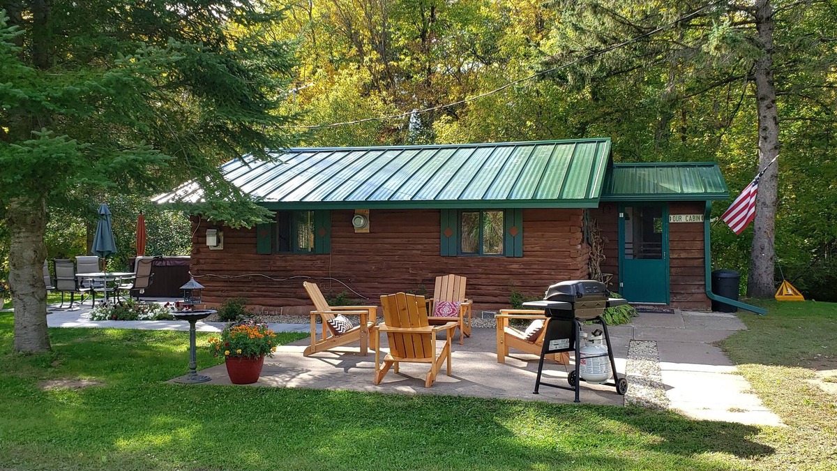 Hinckley Cabin | Cozy cabin on the bank of Bear Creek with a hot tub to relax in!