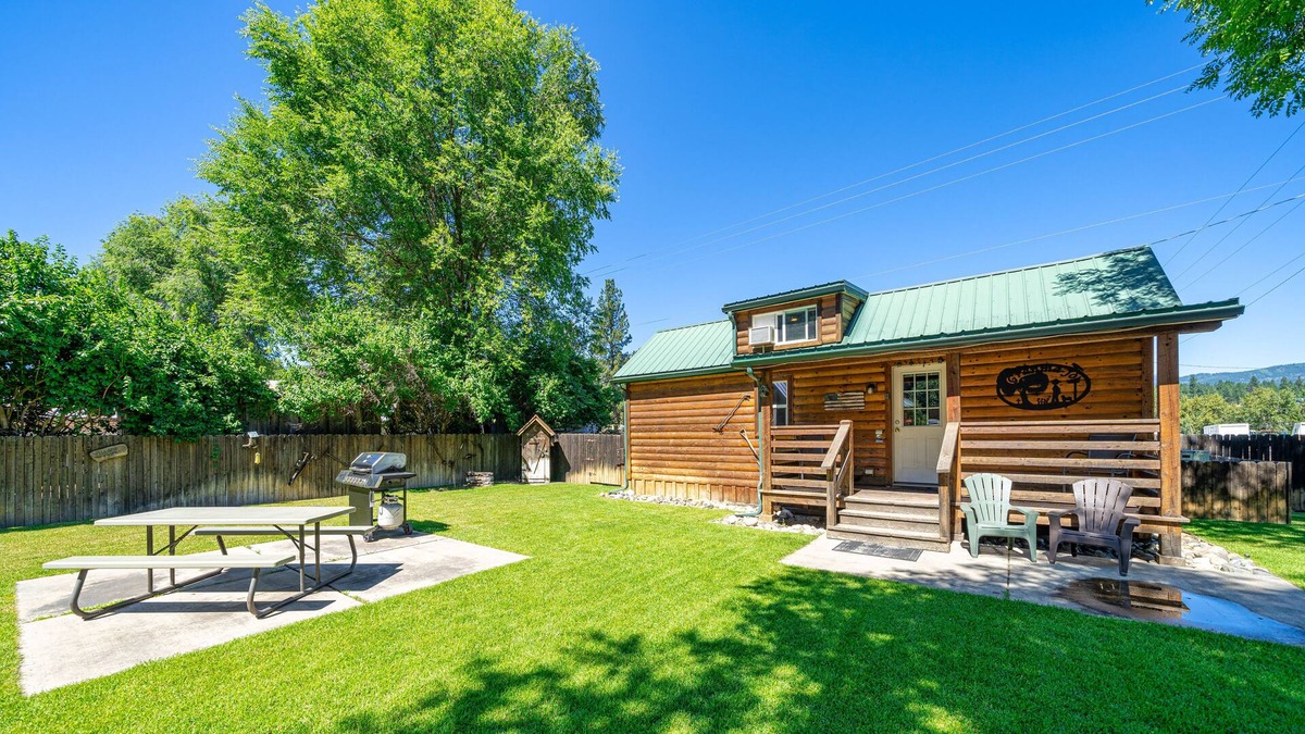 Northport Cottage | Cozy cabin on the edge of town.