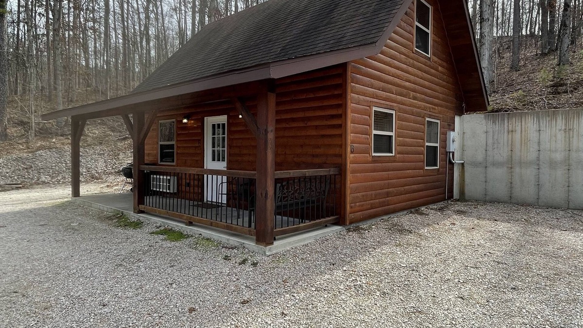Van Buren Cabin | Cozy Cabin on the edge of town only 1/2 mile from Current River !