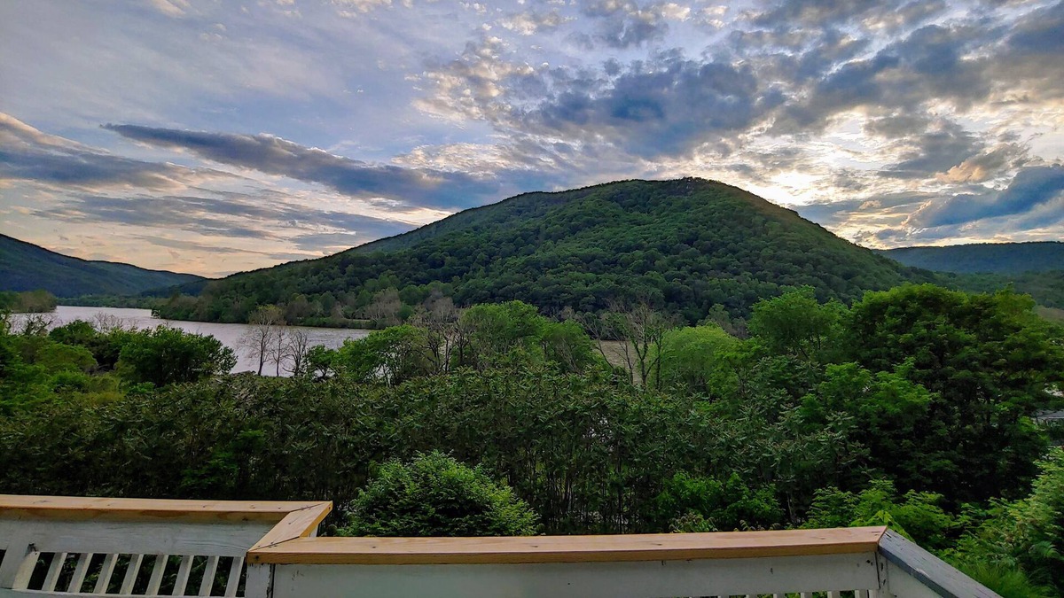 New River Cabin | Cozy Cabin on the New River near Blacksburg, Va. Hot Tub on deck overlooking