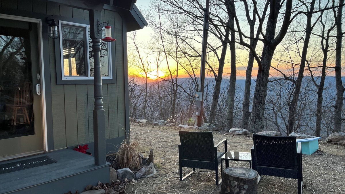 Great Cacapon Cottage | COZY CABIN. One room cabin with loft. Great sunsets & river view before Spring!