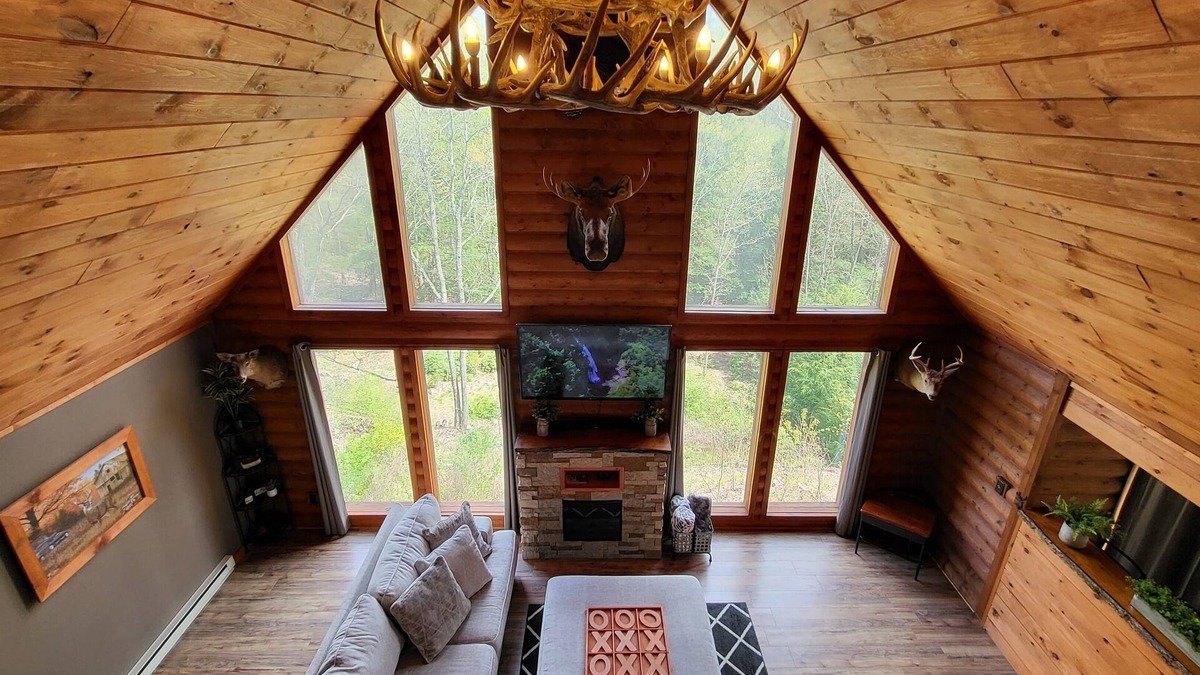 Stroudsburg Cabin | Cozy cabin overlooking beautiful creek and horses - Pet Friendly!