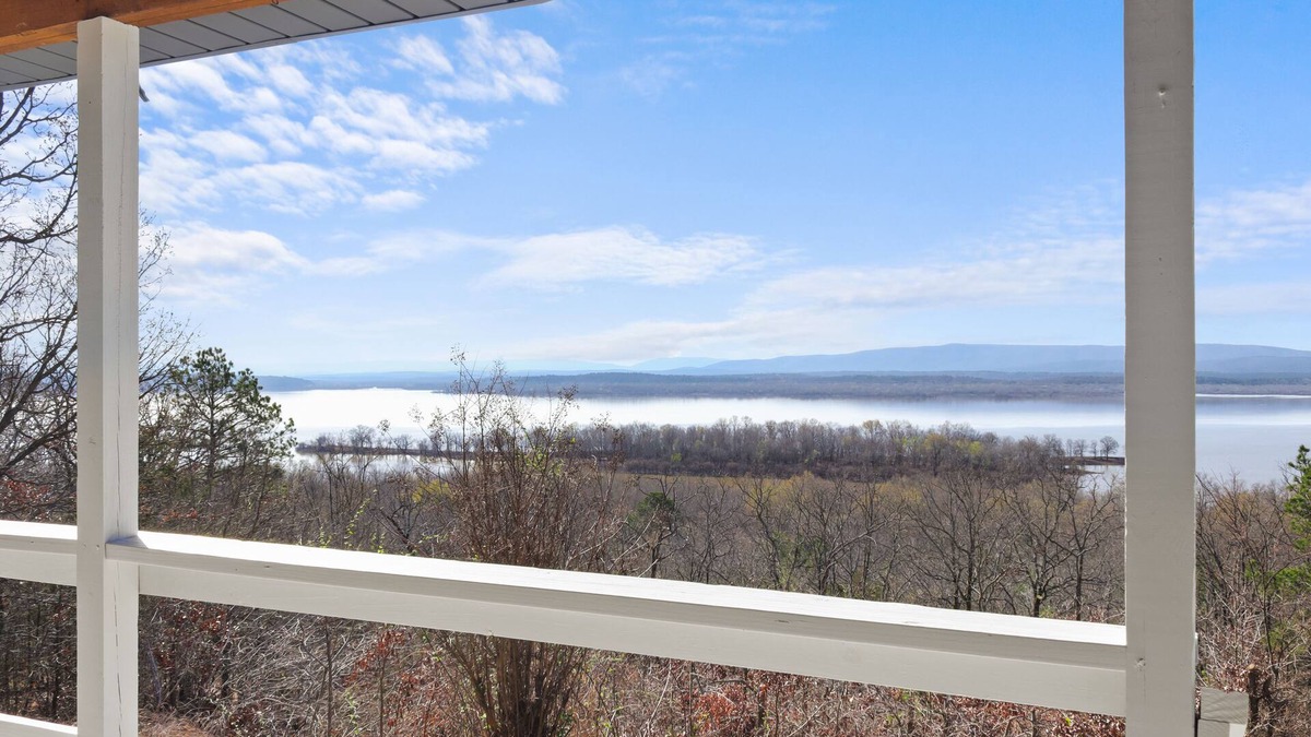 Summerfield Cabin | Cozy cabin overlooking Wister Lake