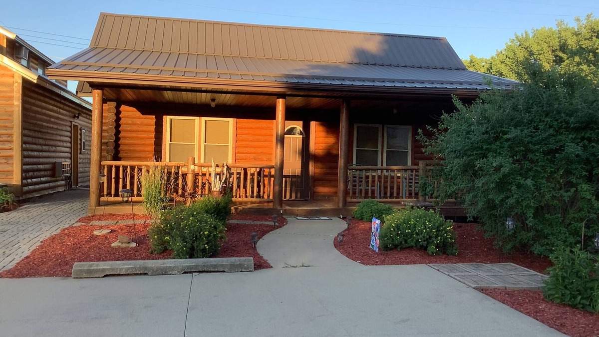 West Union Cabin | Cozy Cabin-real log cabin stay. Loft bed,n woodsy decor, clean & cozy!