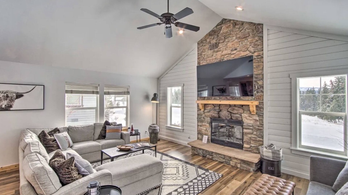 Ronald House | Cozy Cabin Retreat- 5min to Lake Cle Elum,10min to Suncadia-Sleeps4 adults/4kids