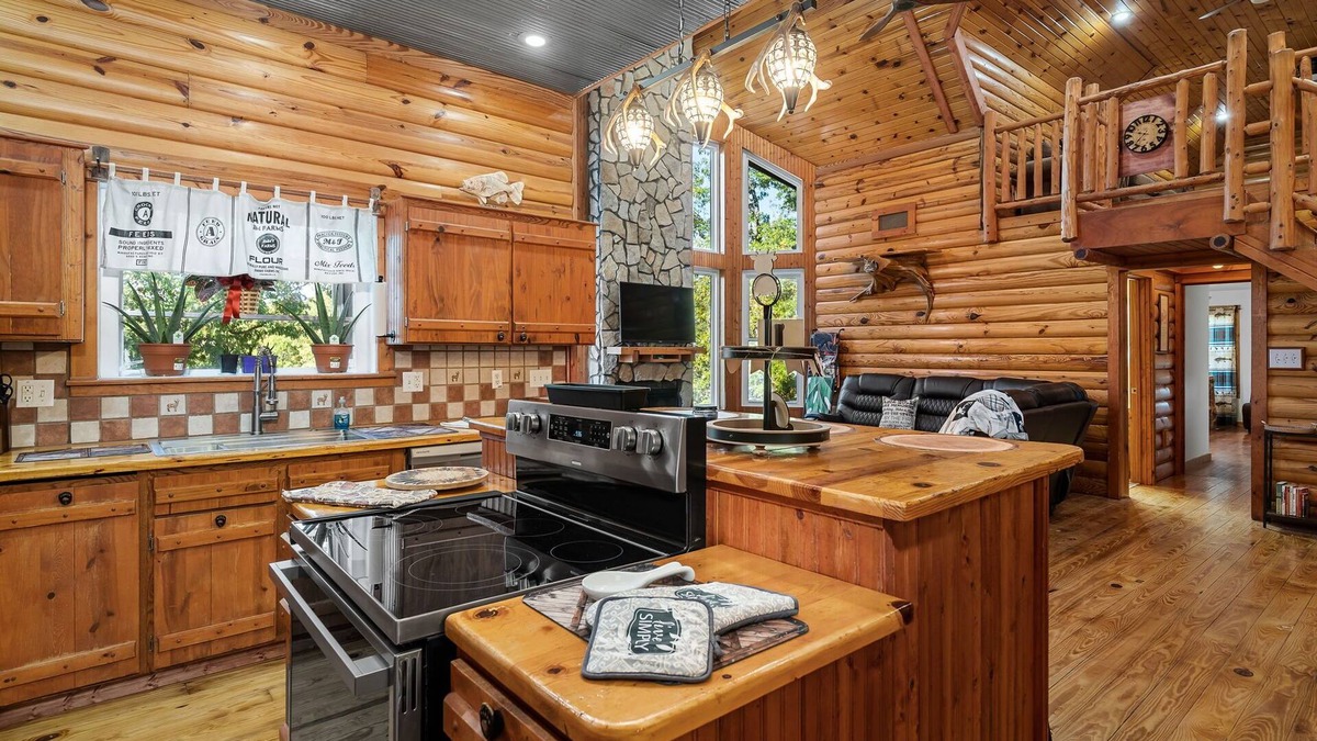 Richwoods Cabin | Cozy Cabin Retreat on 8 Acres with Private Lake – just 50 Minutes from St. Louis