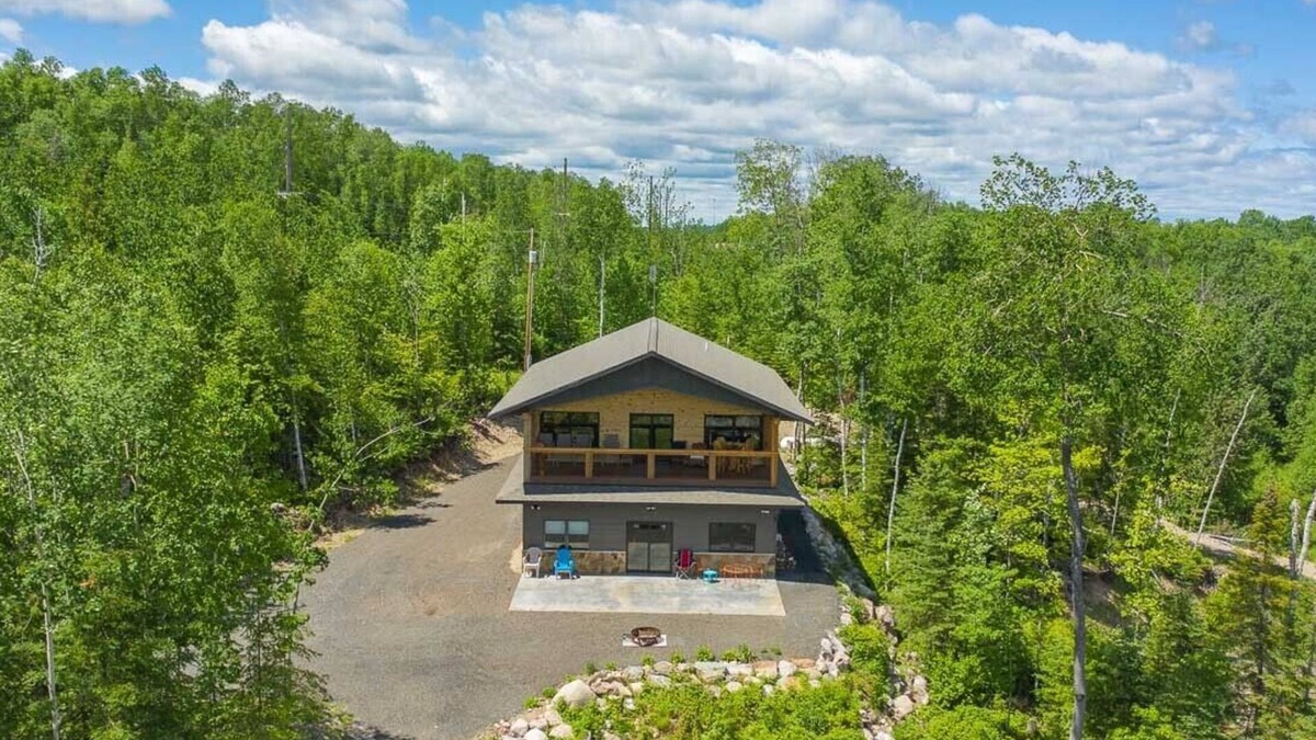 Tower Cabin | 🌲 Cozy Cabin Retreat with Lake Views adventure in Every Season