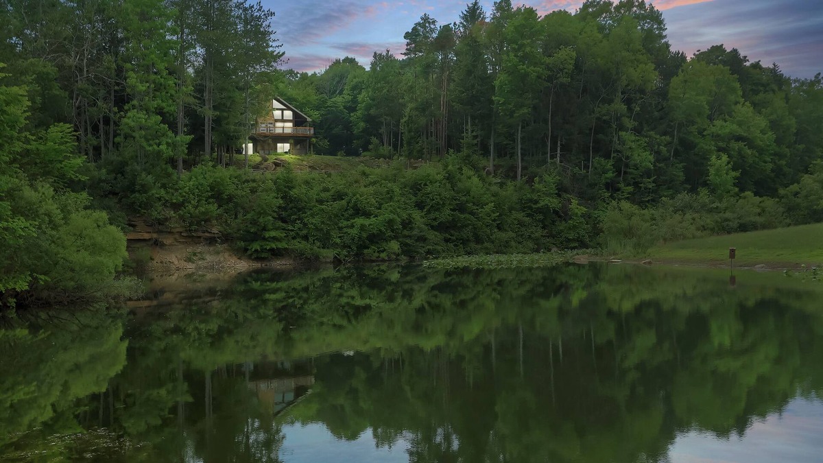 Branchton Cabin | Cozy cabin retreat with private lake