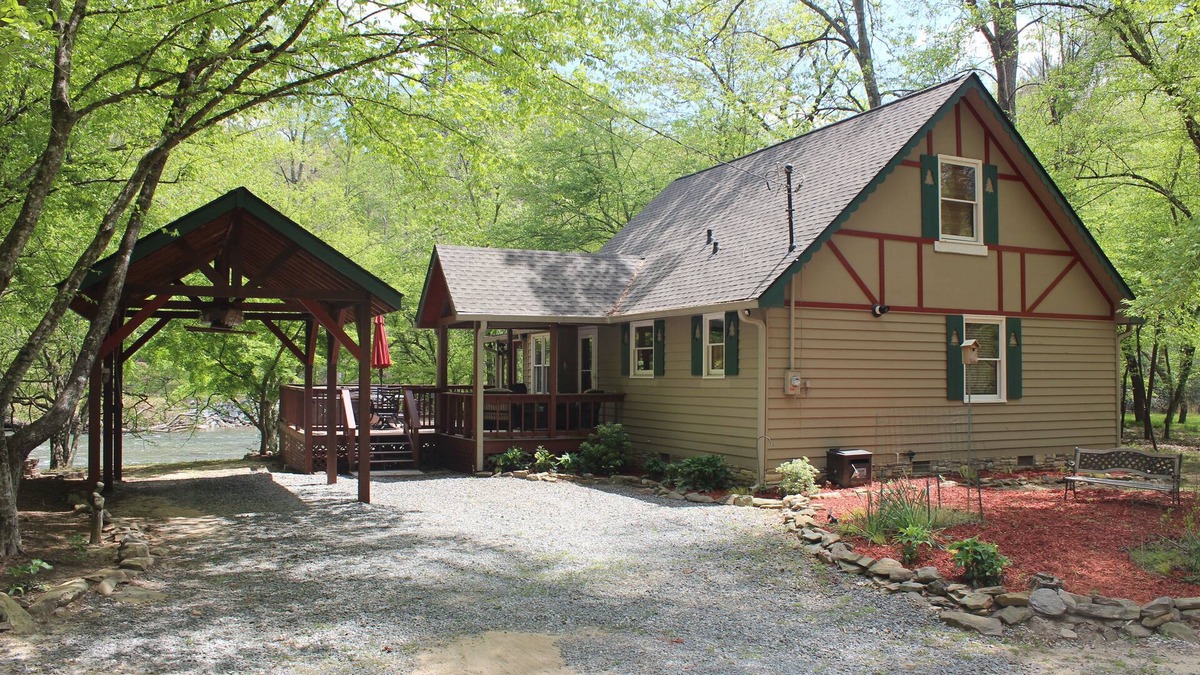 Ellijay Cabin | Cozy cabin right on Coosawatee River w/Hot Tub, Pet-Friendly, Hiking, Wineries