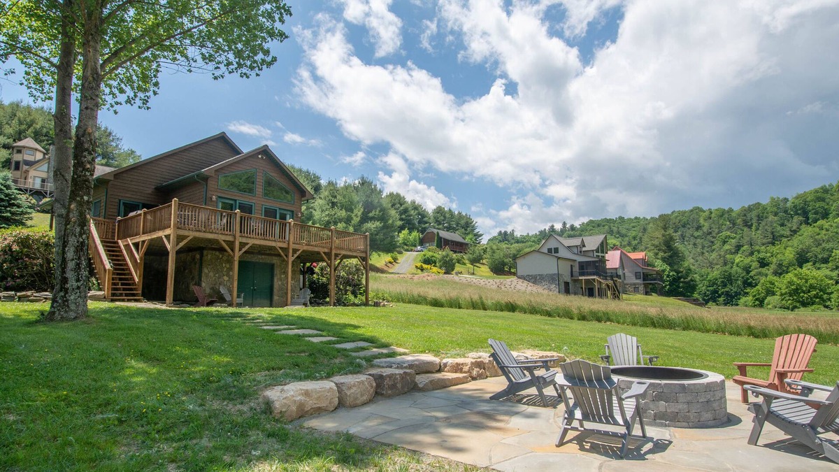 Fleetwood Cottage | Cozy Cabin Right on the New River in Todd - Easy River Access - Fire Pit
