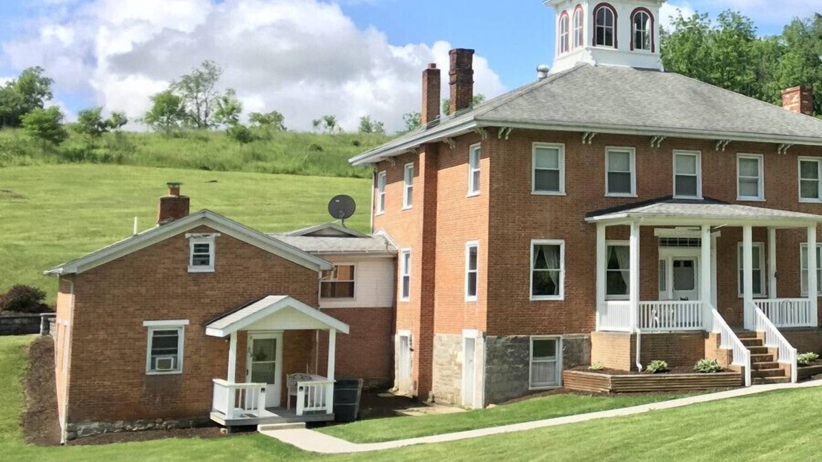 Tyrone House | Cozy Cabin--Sinking Valley Retreat Suite 3