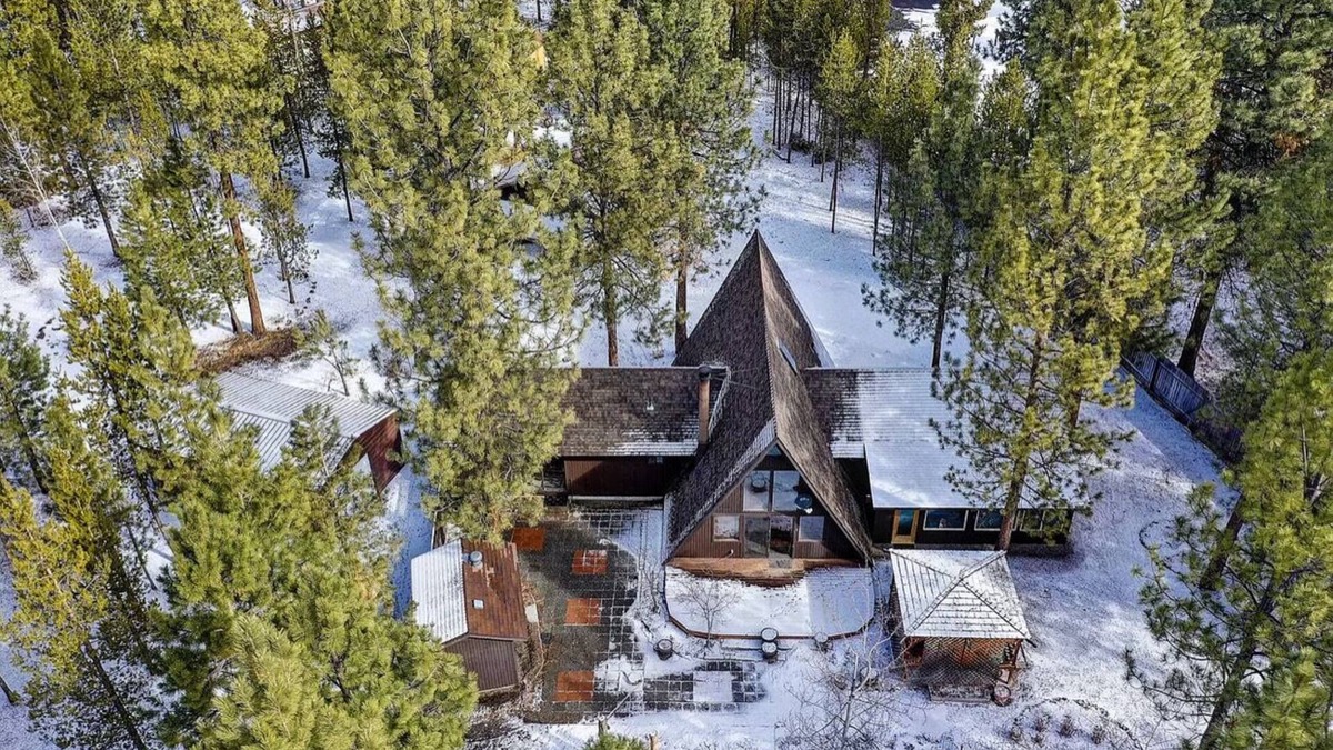 La Pine House | Cozy cabin style house/Hot Tub/Free Wi-Fi/Pets are welcome/RV Hookup