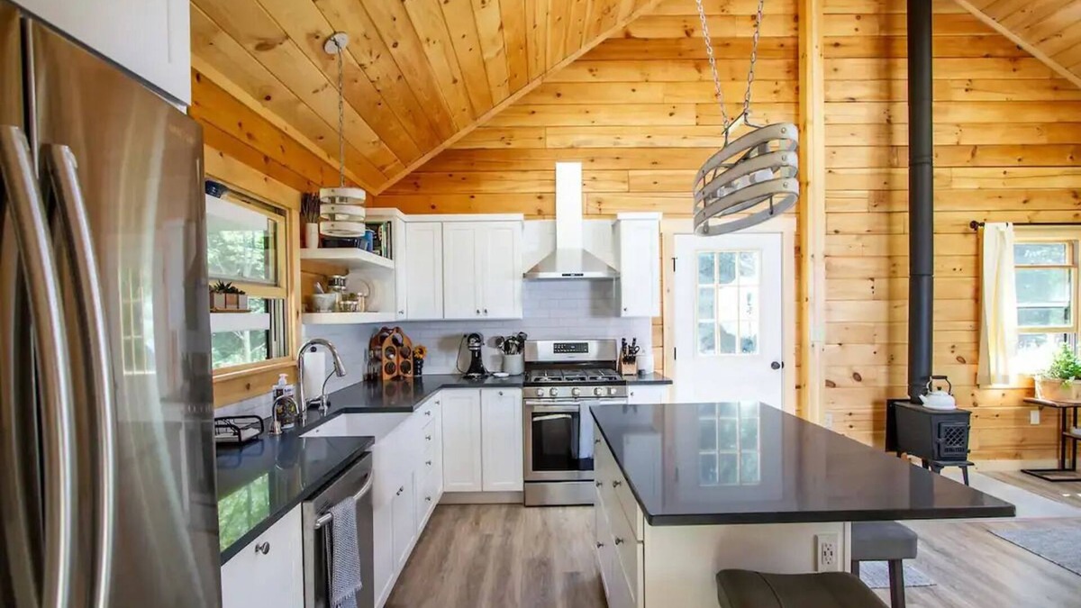 Post Mills Cabin | Cozy Cabin