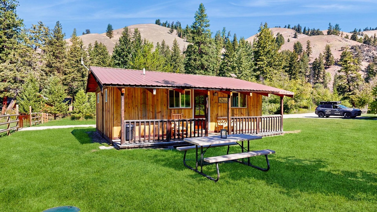 Sula Cabin | Cozy cabin w/full kitchen on shared acreage, perfect for hiking & fishing