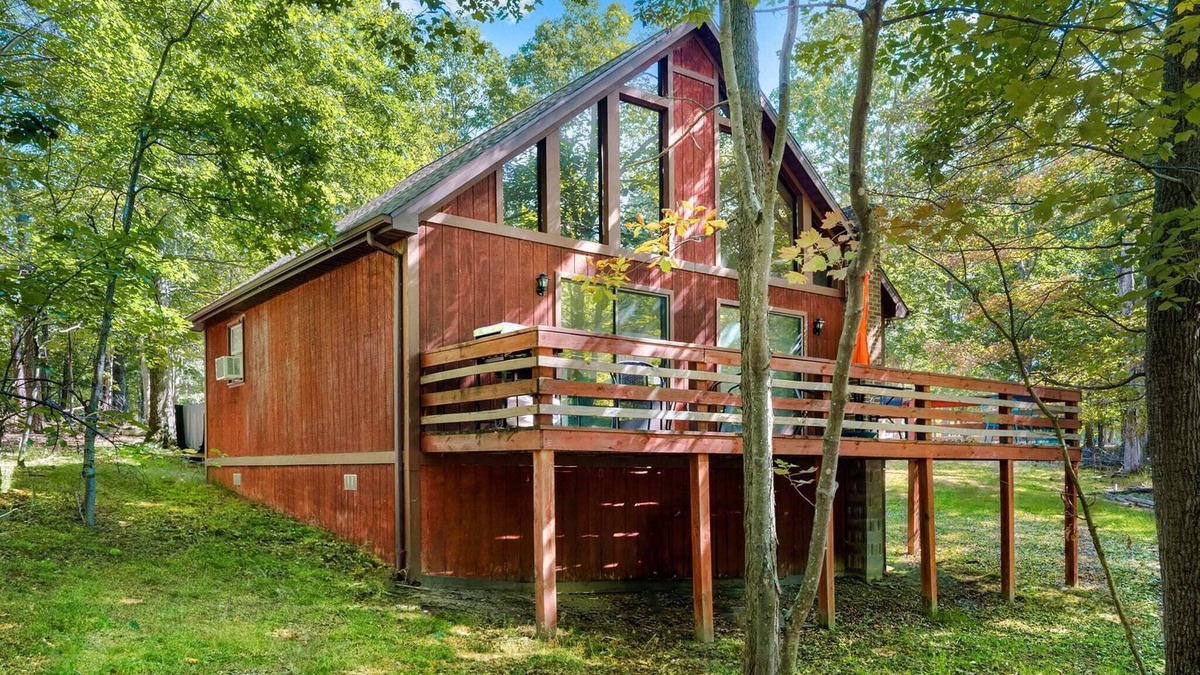 Berkeley Springs Ski Chalet | Cozy Cabin w Hot Tub, Deck, Grill, Fire Pit & WiFi