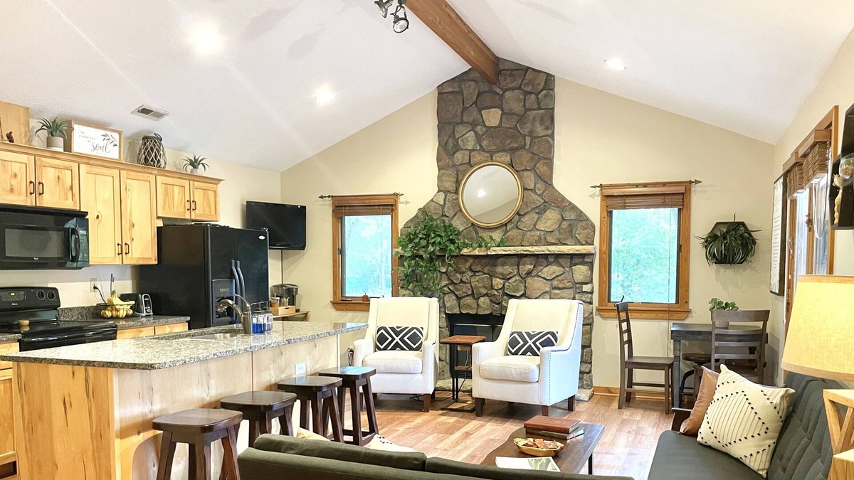 Holladay Cabin | Cozy Cabin w/HOT TUB minutes from Canyons and skiing