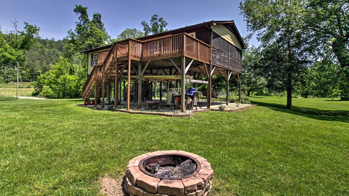 Eagle Rock Cabin | Cozy Cabin w/Patio on Craig Creek: Pets OK!