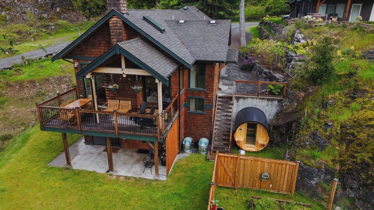 Bowen Island Cabin | Cozy Cabin w/Private Sauna, Cold Tub, Fire & Ocean View (10 min walk to beach)