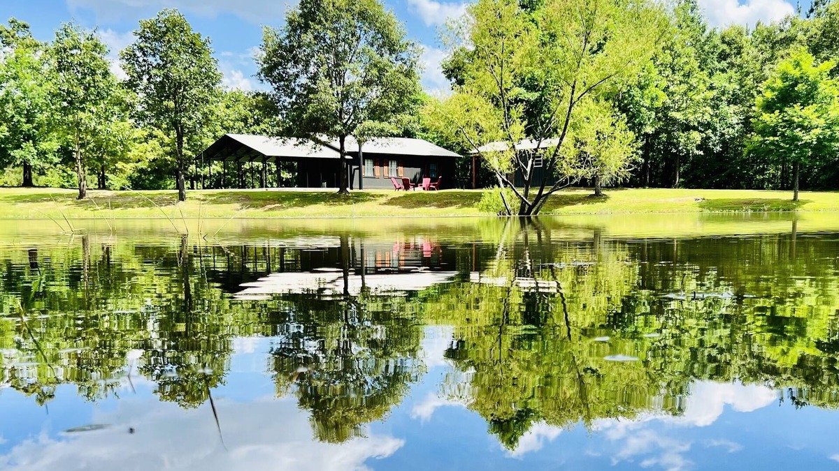 Murfreesboro Cabin | Cozy cabin w/private pond & firepit. 3 miles to lake & 12 to Crater of Diamonds