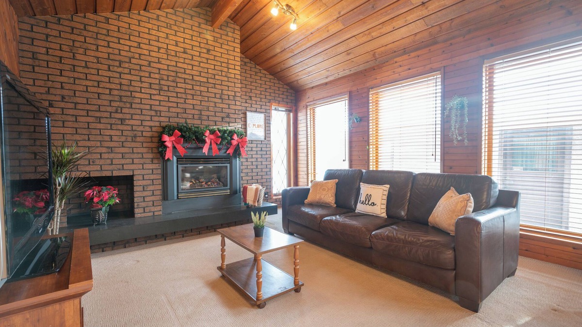 Mayfield House | Cozy Cabin w/Sauna in the City, WEM 8 mins, Downtown 10 mins, Free WIFI