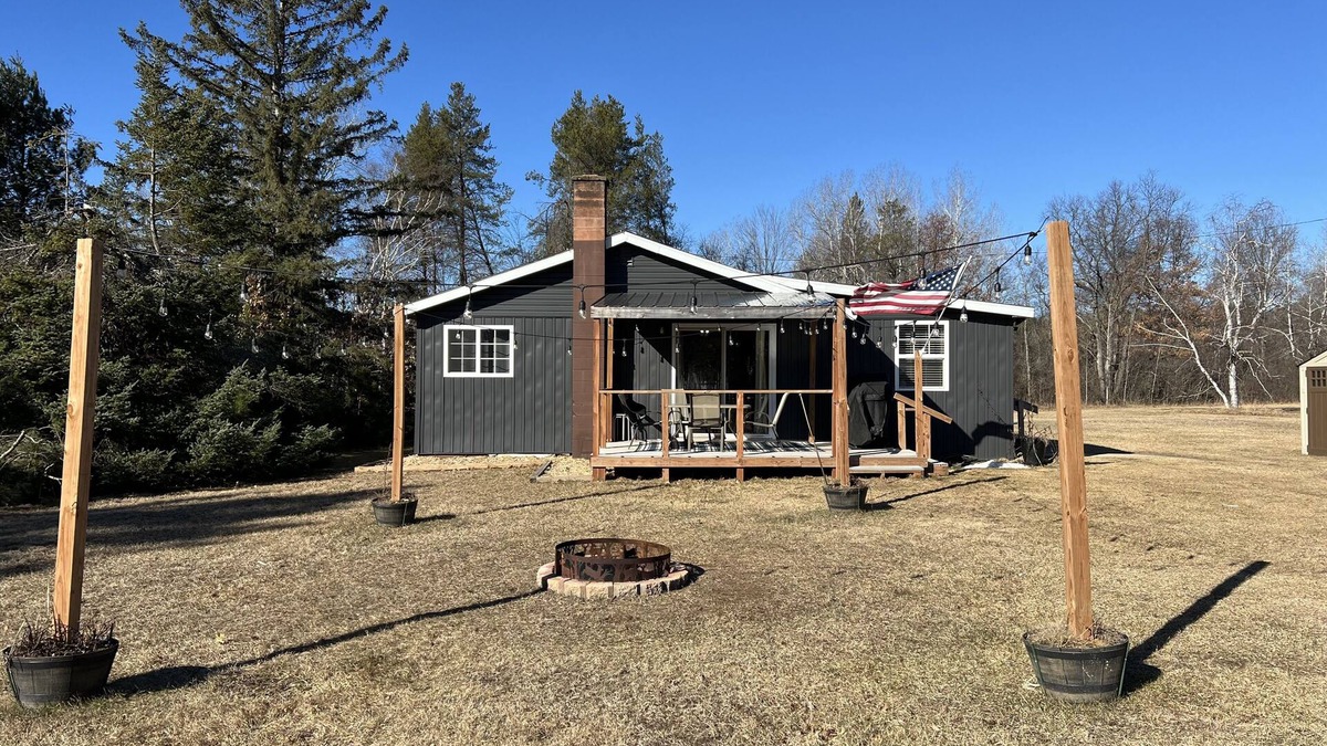 Amberg Cabin | Cozy cabin, Wi-Fi, on ATV trails in the ❤️ of the waterfall capital, dogs welcome